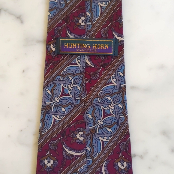 NWOT. Hunting Horn Classics 100% Silk Tie with Multicolor Design Patterns. - Picture 4 of 5